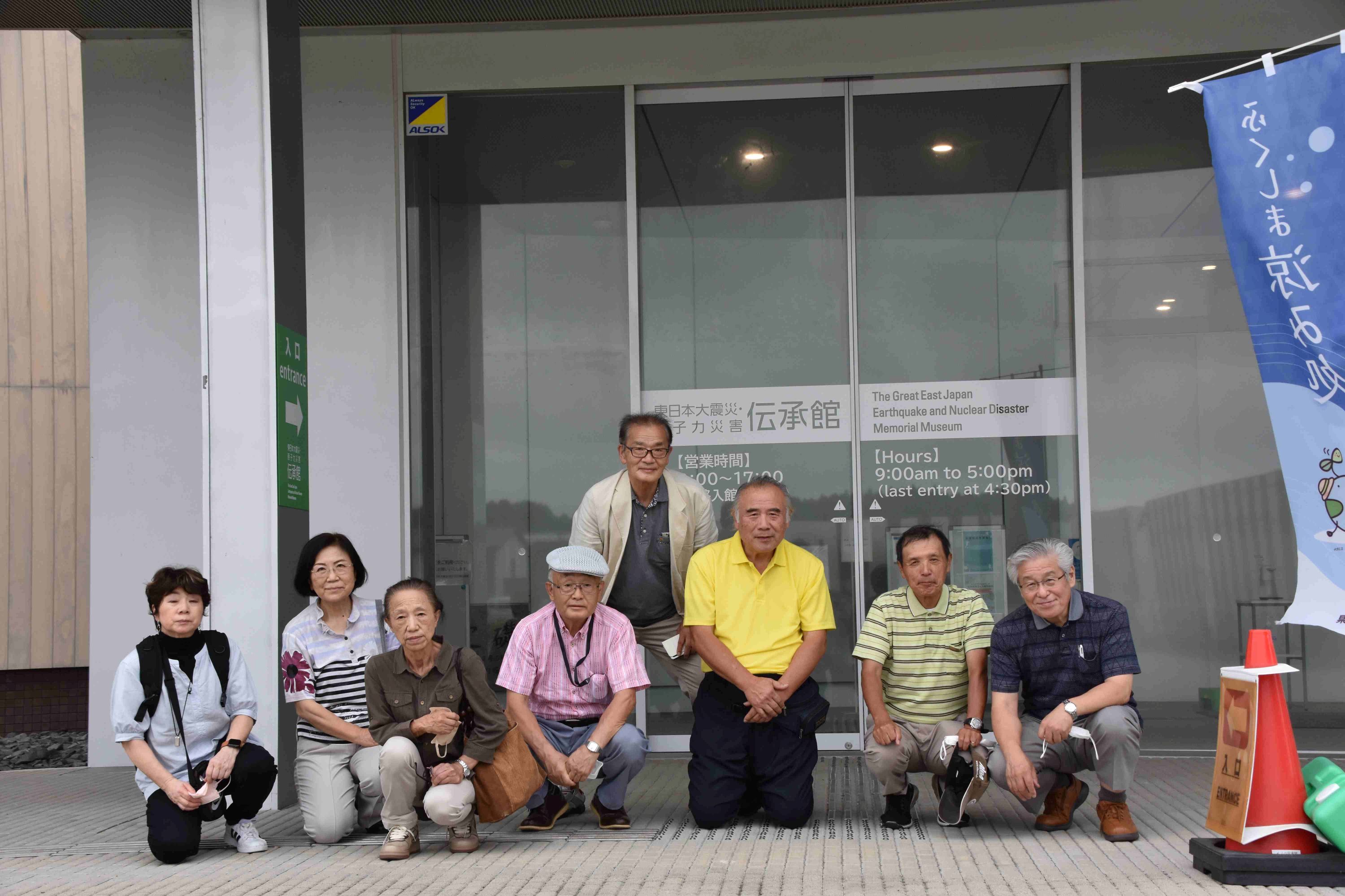 原子力災害伝承館入口前