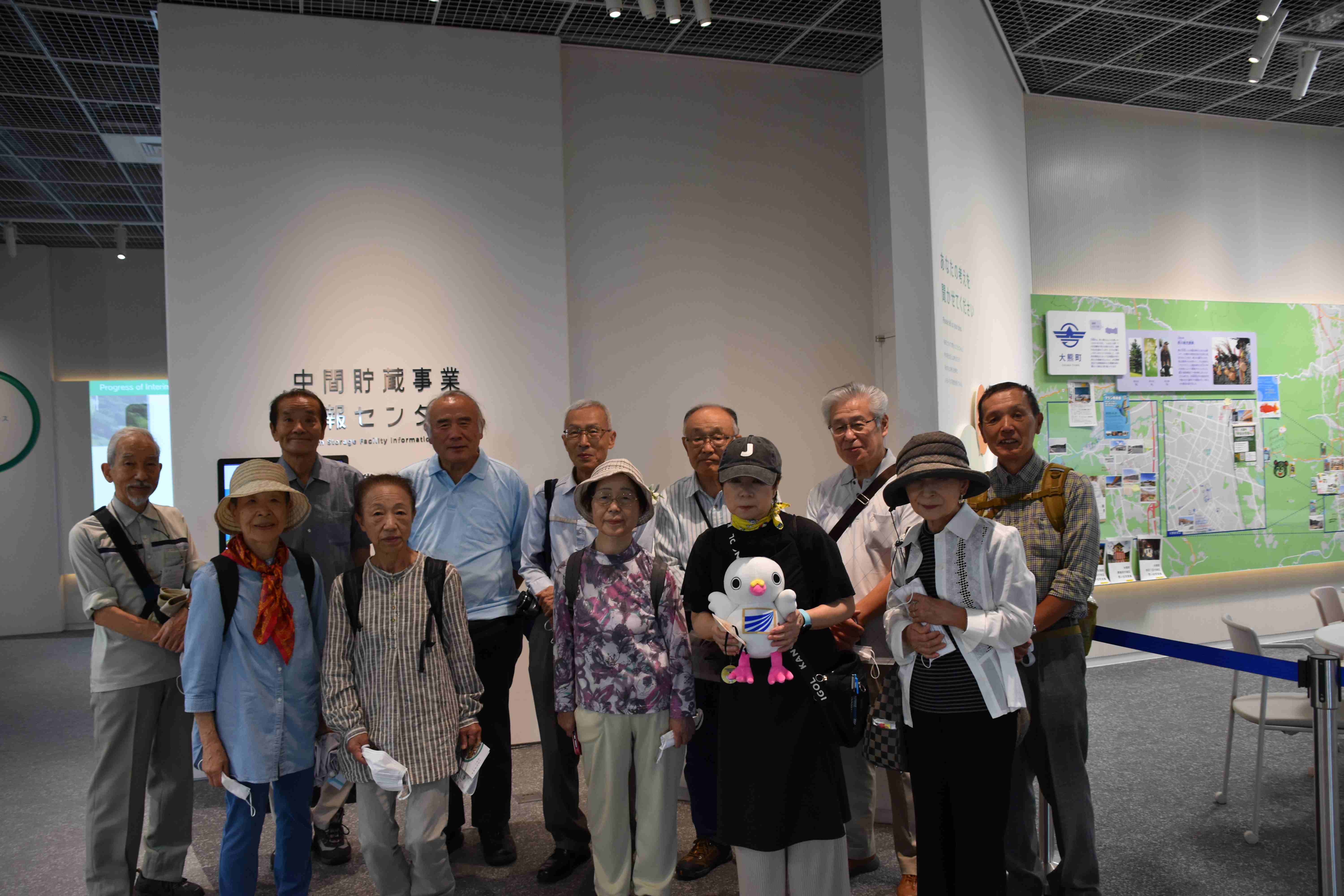 センター入口にて記念撮影